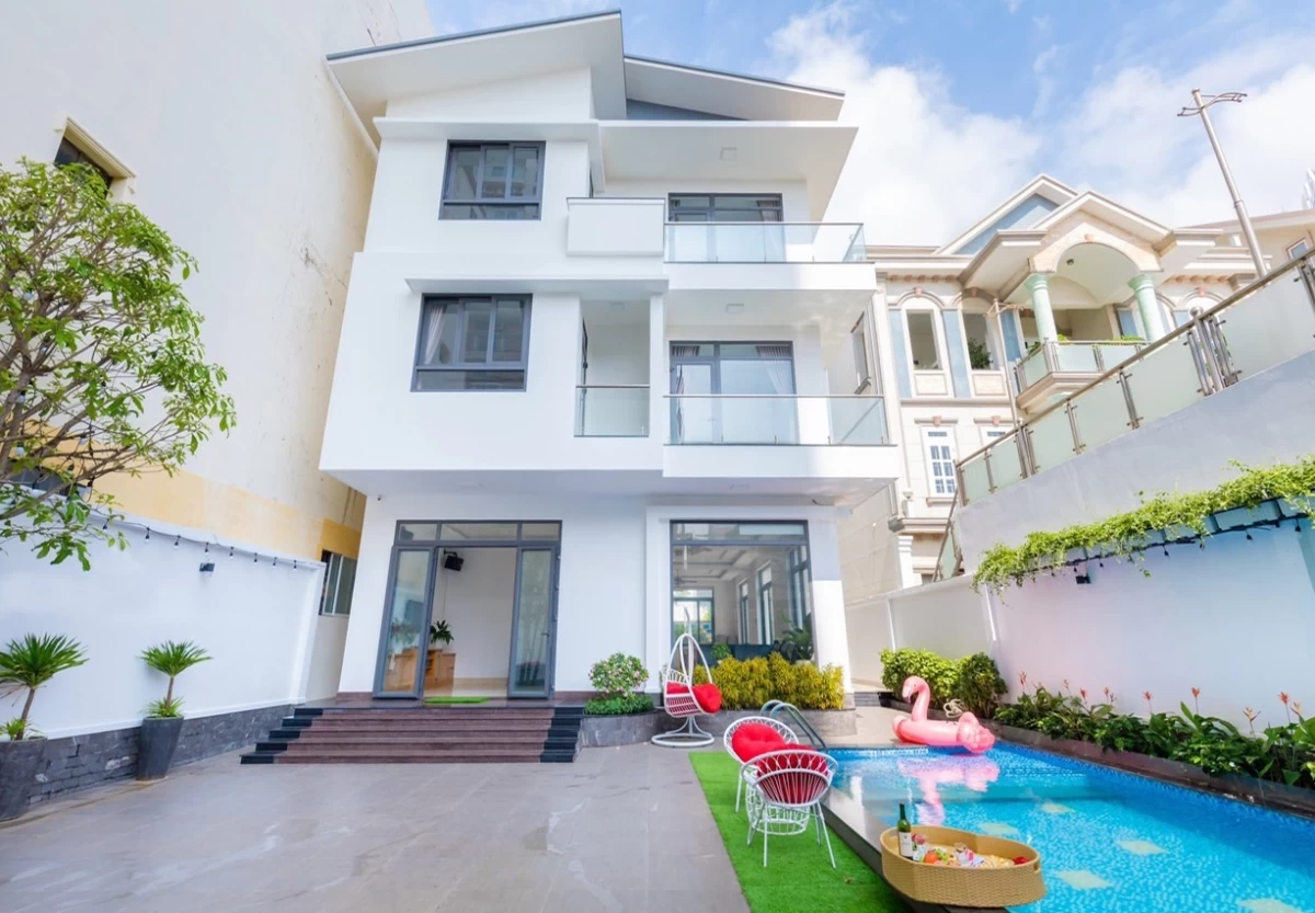 Villa Vũng Tàu cách bãi sau chỉ 100m có hồ bơi, bàn bida, karaoke và sân nướng BBQ – VT12KN
