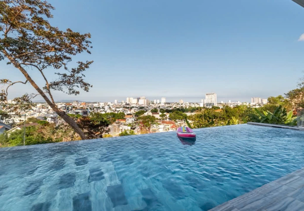 Villa Vũng Tàu có hồ bơi vô cực view phố núi có phòng karaoke, bàn bida và sân nướng BBQ ngoài trời – VT7VB