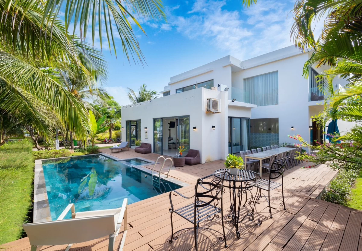 Villa Vũng Tàu cách bãi tắm 50m gồm 4 phòng ngủ có hồ bơi, bàn bida và sân nướng BBQ – VTRL15