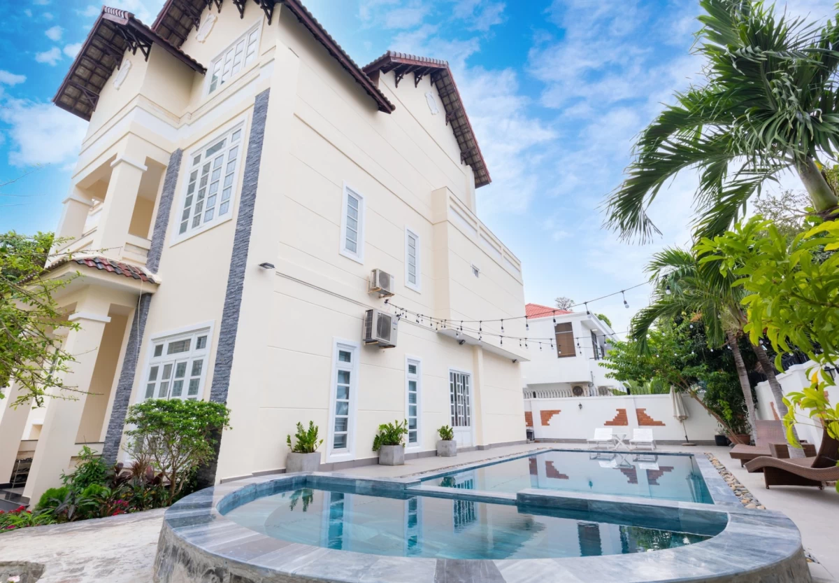 Villa Vũng Tàu có hồ bơi rộng gồm 5 phòng ngủ, bàn bida và sân nướng BBQ – VT06