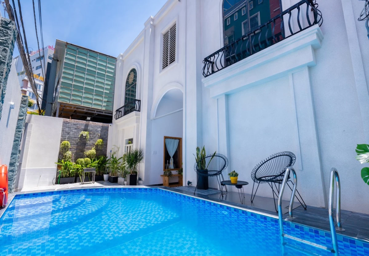 Villa hồ bơi 10 phòng ngủ cách bãi sau Vũng Tàu 200m có phòng karaoke, bàn bi lắc và sân nướng BBQ ngoài trời – VT189-1HHT