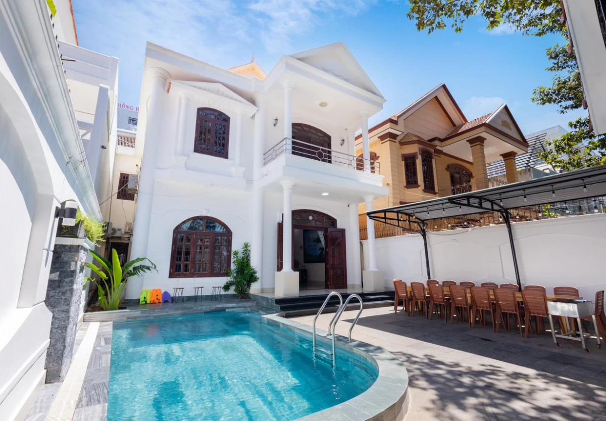 Villa hồ bơi cách bãi sau Vũng Tàu 300m có karaoke, bàn bi lắc và sân nướng BBQ ngoài trời – VT64VTS