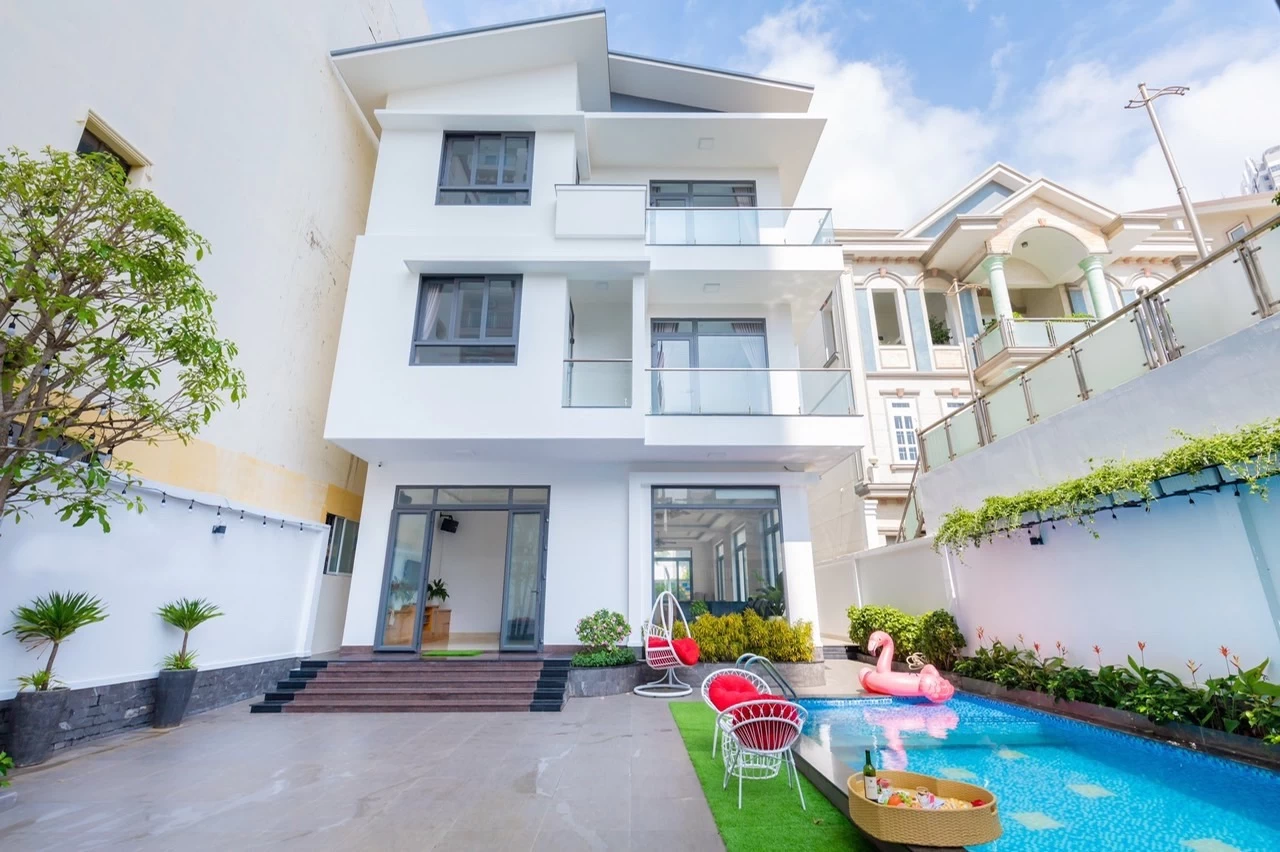 Villa Vũng Tàu cách bãi sau chỉ 100m có hồ bơi, bàn bida, karaoke và sân nướng BBQ – VT12KN