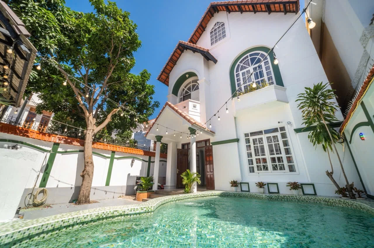 Villa hồ bơi Vũng Tàu 5 phòng ngủ cách biển 500m có sân nướng BBQ ngoài trời – VT28CLLQ