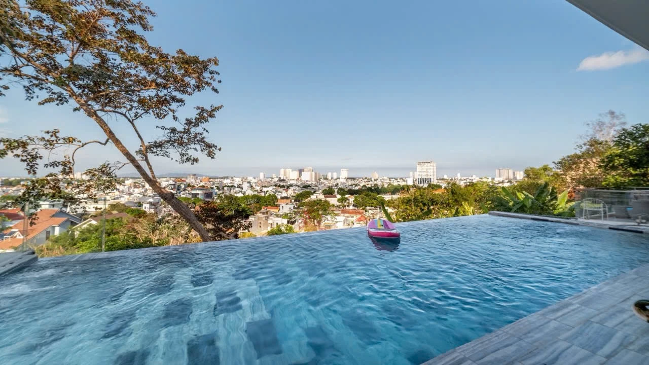 Villa Vũng Tàu có hồ bơi vô cực view phố núi có phòng karaoke, bàn bida và sân nướng BBQ ngoài trời – VT7VB