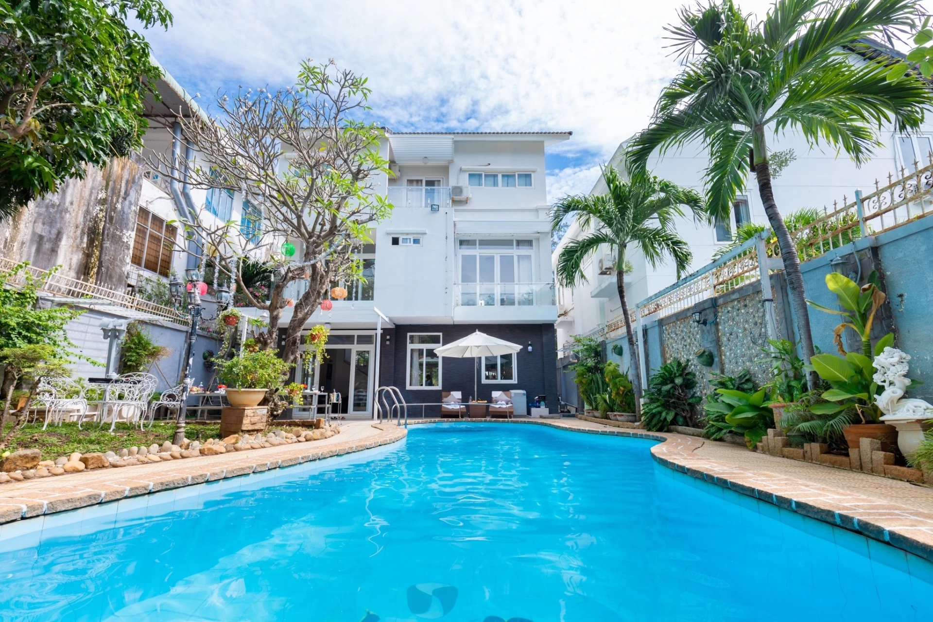 Villa Vũng Tàu cách bãi sau 200m gồm 6 phòng ngủ có hồ bơi, bàn bida và sân nướng BBQ – VT15