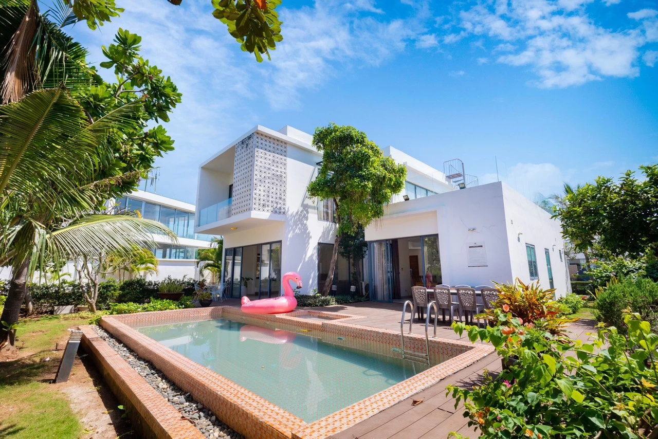 Villa Vũng Tàu cách bãi tắm 50m gồm 4 phòng ngủ có hồ bơi và sân nướng BBQ – VTRL06