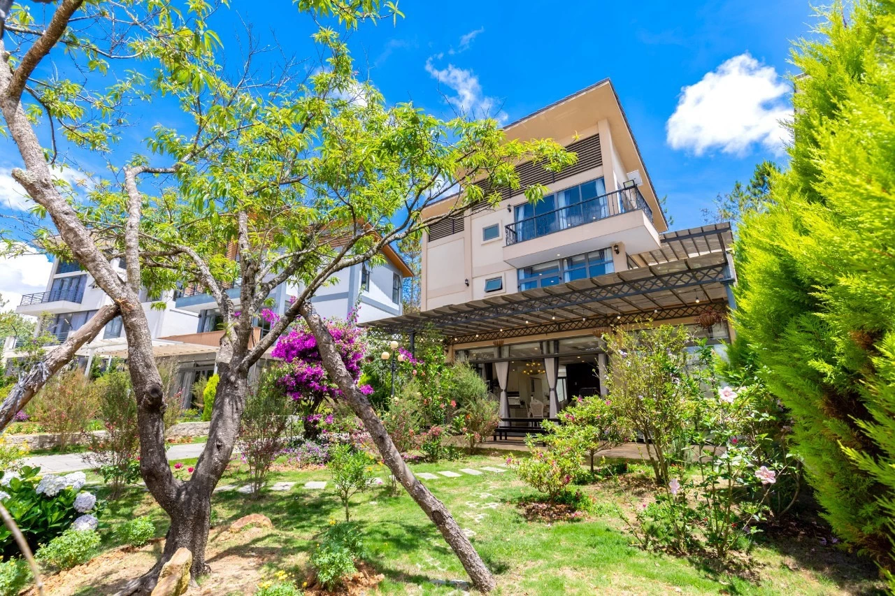 Villa Đà Lạt view thung lũng cách chợ đêm Đà Lạt 4km, gồm 4 phòng ngủ có sân nướng BBQ – DL07