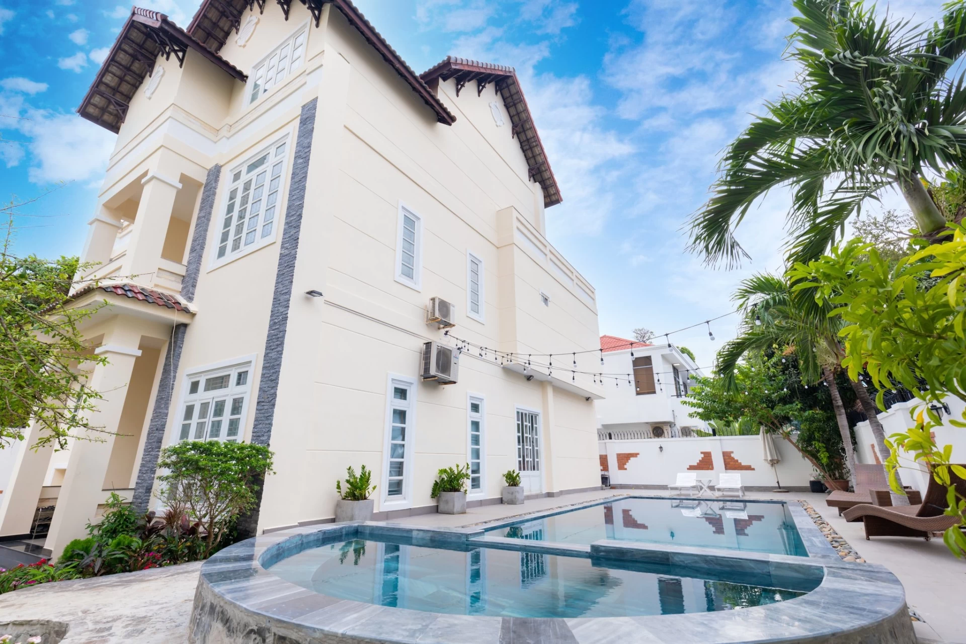 Villa Vũng Tàu có hồ bơi rộng gồm 5 phòng ngủ, bàn bida và sân nướng BBQ – VT06