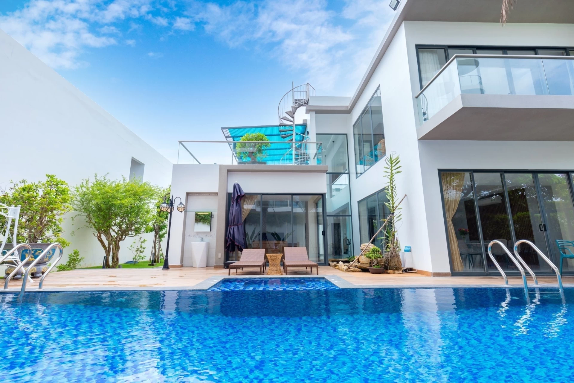 Villa Vũng Tàu cách bãi biển 50m có phòng xông hơi, hồ bơi to và sân nướng BBQ ngoài trời – VTS02