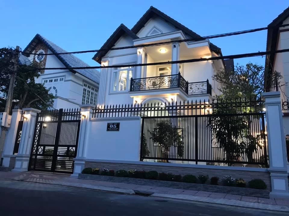 Villa hồ bơi cách bãi Thùy Vân 100m gồm 6 phòng ngủ có sân nướng BBQ ngoài trời – VT05KN