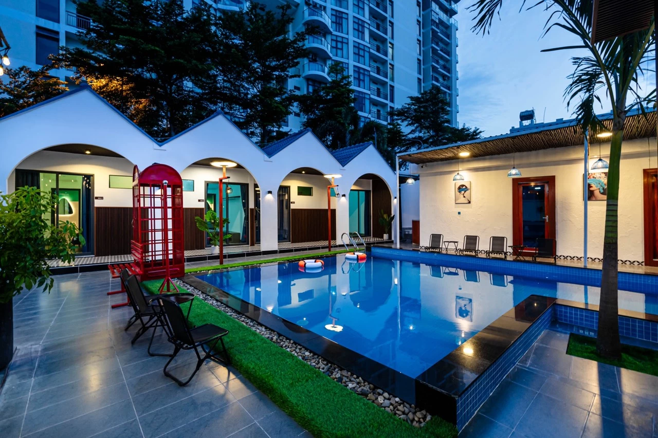 Homestay Vũng Tàu có hồ bơi khổng lồ cách biển 150m có bàn bida, karaoke và sân nướng BBQ ngoài trời – VTB1.1