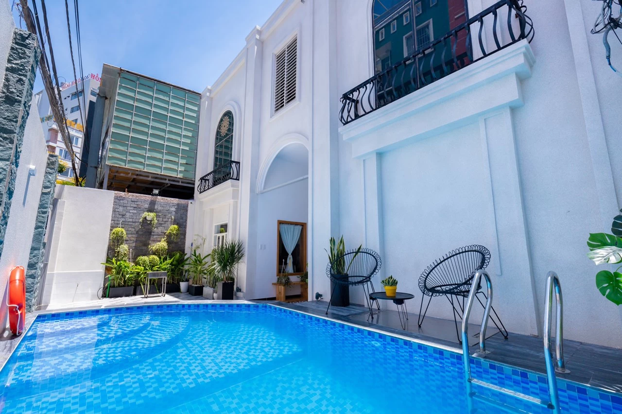 Villa hồ bơi 10 phòng ngủ cách bãi sau Vũng Tàu 200m có phòng karaoke, bàn bi lắc và sân nướng BBQ ngoài trời – VT189-1HHT