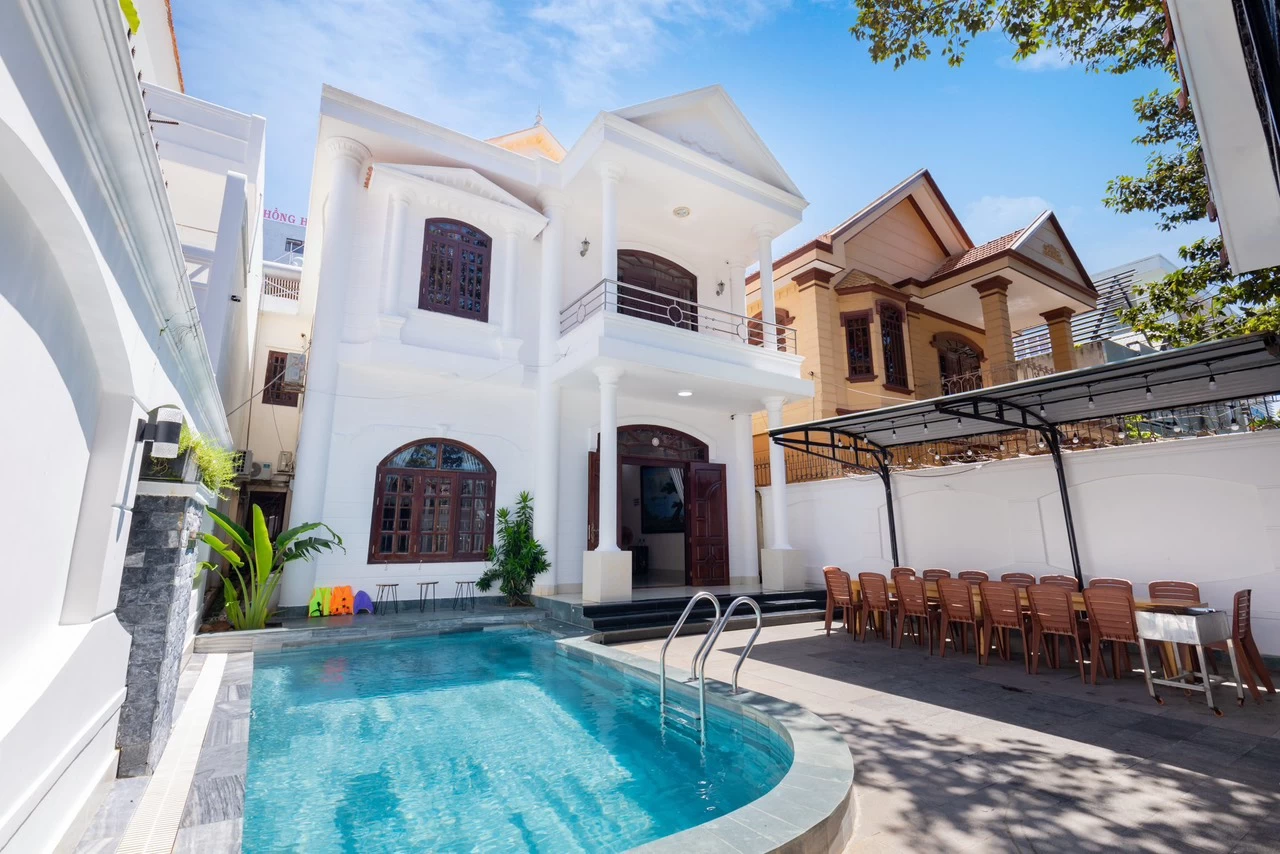 Villa hồ bơi cách bãi sau Vũng Tàu 300m có karaoke, bàn bi lắc và sân nướng BBQ ngoài trời – VT64VTS