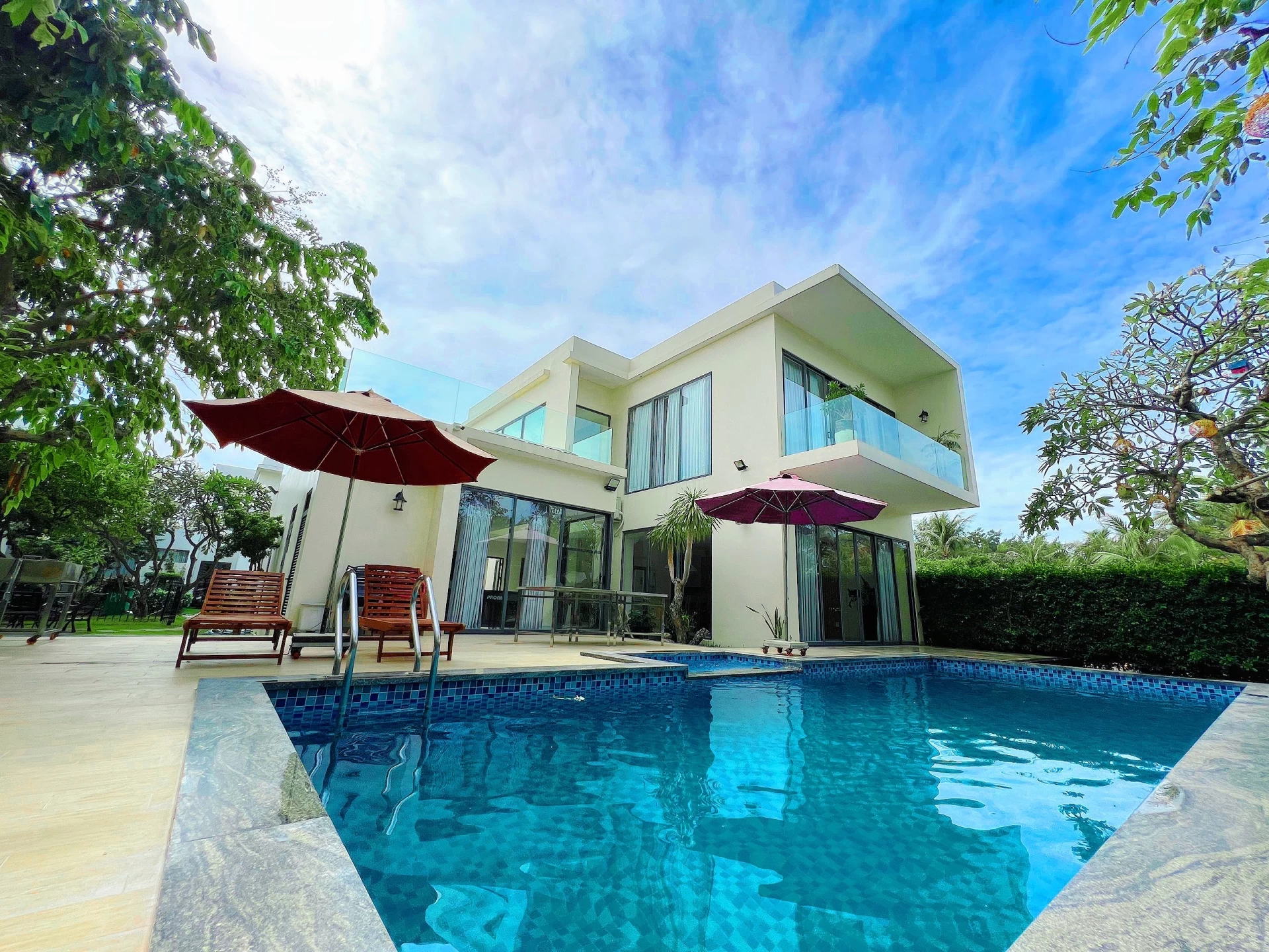 Villa Vũng Tàu cách bãi tắm 50m gồm 4 phòng ngủ có hồ bơi và sân nướng BBQ – VT36